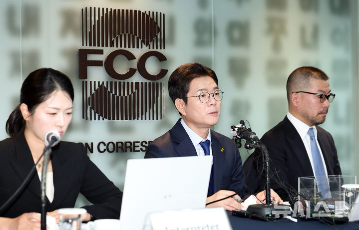 [서울=뉴시스] 최진석 기자 = 정원오(가운데) 더불어민주당 서울시장 후보가 16일 서울 중구 한국프레스센터에서 열린 서울외신기자클럽(SFCC) 초청간담회에서 발언하고 있다. 2026.04.16. myjs@newsis.com