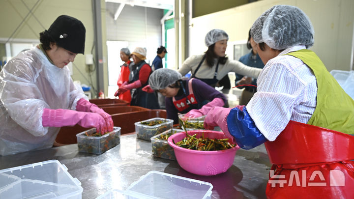 농협광주본부는 16일 ㈔농가주부모임 광주시연합회와 함께 소외계층을 위한 사랑의 밑반찬 나눔 봉사 활동을 펼쳤다. (사진=농협광주본부 제공) photo@newsis.com