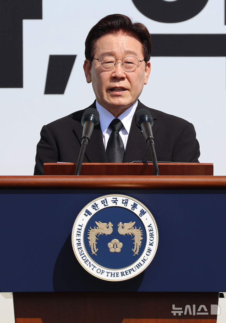 [안산=뉴시스] 최동준 기자 = 이재명 대통령이 16일 경기 안산 화랑유원지에서 열린 세월호 참사 12주기 기억식에서 추도사를 하고 있다. 2026.04.16. photocdj@newsis.com
