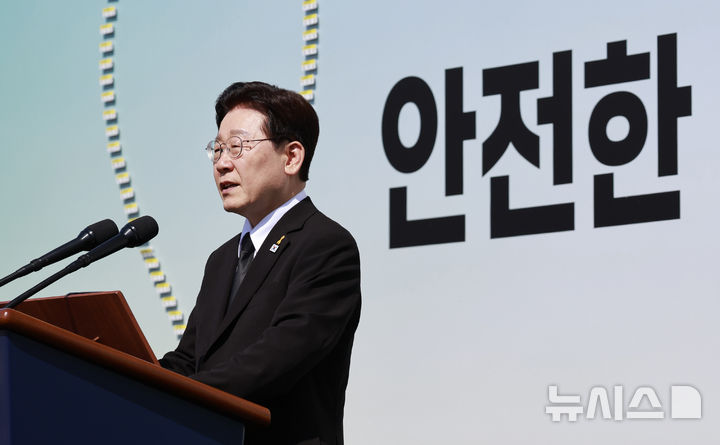 [안산=뉴시스] 최동준 기자 = 이재명 대통령이 16일 경기 안산 화랑유원지에서 열린 세월호 참사 12주기 기억식에서 추도사를 하고 있다. 2026.04.16. photocdj@newsis.com