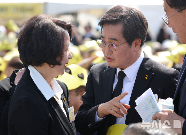 [안산=뉴시스] 최동준 기자 = 김동연 경기도지사와 추미애 더불어민주당 경기도지사 경선 후보가 16일 경기 안산 화랑유원지에서 열린 세월호 참사 12주기 기억식에서 대화하고 있다. 2026.04.16. photocdj@newsis.com