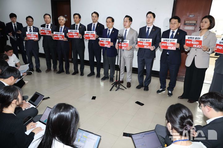 [서울=뉴시스] 조성봉 기자 = 박성준 더불어민주당 의원이 16일 오후 서울 여의도 국회 법사위 회의실 앞에서 열린 ‘남욱-송경호 증언’ 관련 내용조작기소 국조특위 민주당-조국혁신당-진보당 긴급브리핑에서 발언을 하고 있다. 2026.04.16. suncho21@newsis.com