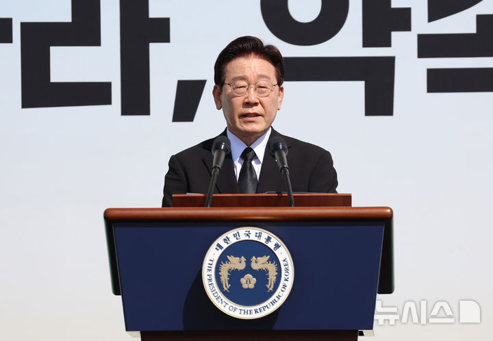 [안산=뉴시스] 최동준 기자 = 이재명 대통령이 16일 경기 안산 화랑유원지에서 열린 세월호 참사 12주기 기억식에서 추도사를 하고 있다. 2026.04.16. photocdj@newsis.com