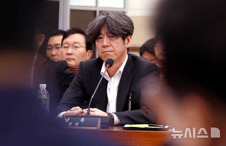 [서울=뉴시스] 조성봉 기자 = 대장동 수사팀이 민간업자 남욱 변호사가 재판에서 정진상 전 더불어민주당 당대표실 정무조정실장 등에 대한 진술을 번복한 것 관련해 남 변호사의 통화녹음 파일을 반박 증거로 제출했다. 사진은 남욱 변호사가 지난해 4월 16일 오후 서울 여의도 국회 윤석열 정권 정치검찰 조작기소 의혹 사건 진상규명 국정조사특별위원회에서 열린 '대장동·김용 전 민주연구원 부원장·위례신도시 조작기소 의혹 사건' 청문회에서 의원 질의에 굳은 표정을 짓고 있는 모습. 2026.04.29. suncho21@newsis.com