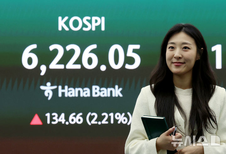 [서울=뉴시스] 김진아 기자 = 코스피가 미국과 이란의 종전 재협상 기대에 6200선을 회복한 16일 서울 중구 하나은행 딜링룸에서 딜러들이 업무를 보고 있다. 코스피는 전 거래일(6091.39)보다 134.66포인트(2.21%) 상승한 6226.05에, 코스닥 지수는 전 거래일(1152.43)보다 10.54포인트(0.91%) 오른 1162.97에 거래를 마쳤다. 2026.04.16. bluesoda@newsis.com