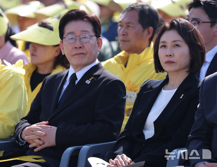 [안산=뉴시스] 최동준 기자 = 이재명 대통령과 김혜경 여사가 16일 경기 안산 화랑유원지에서 열린 세월호 참사 12주기 기억식에서 기억영상을 보고 있다. 2026.04.16. photocdj@newsis.com