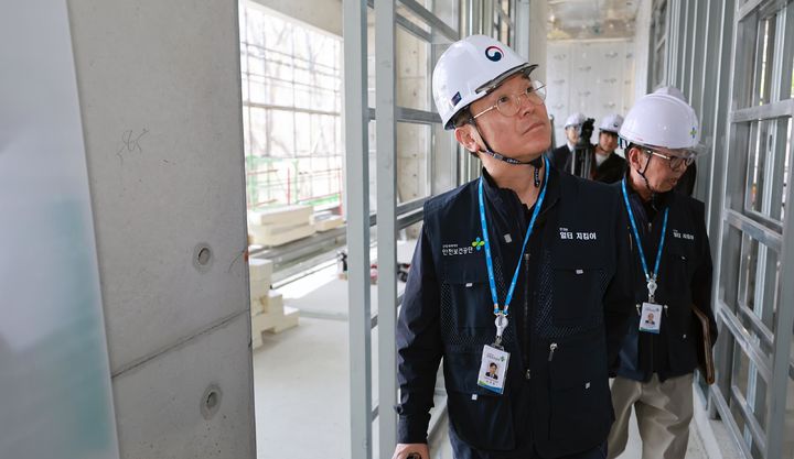 [서울=뉴시스] 김영훈 고용노동부 장관이 지난 16일 서울 종로구의 소규모 건설현장을 찾아 '안전한 일터 지킴이'와 함께 합동 안전점검을 하고 있다. (사진=고용노동부 제공) 2026.04.16. photo@newsis.com *재판매 및 DB 금지