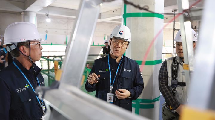 [서울=뉴시스] 김영훈 고용노동부 장관이 16일 서울 종로구의 소규모 건설현장을 찾아 '안전한 일터 지킴이'와 함께 합동 안전점검을 하고 있다. (사진=고용노동부 제공) 2026.04.16. photo@newsis.com *재판매 및 DB 금지