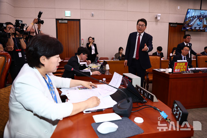[서울=뉴시스] 김명년 기자 = 신동욱 국민의힘 최고위원이 16일 서울 여의도 국회 윤석열 정권 정치검찰 조작기소 의혹 사건 진상규명 국정조사특별위원회에서 열린 '대장동·김용 전 민주연구원 부원장·위례신도시 조작기소 의혹 사건' 청문회에서 퇴장명령을 한 서영교 위원장에게 항의하고 있다. 2025.04.16. kmn@newsis.com
