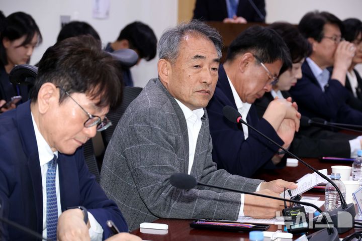 [서울=뉴시스] 조성봉 기자 = 윤준병 더불어민주당 농해수위 정책조정위원장이 16일 오후 서울 여의도 국회 의원회관 간담회의실에서 열린 농업협동조합 개혁 입법 관련 농협조합장 간담회에서 발언을 하고 있다. 2026.04.16. suncho21@newsis.com