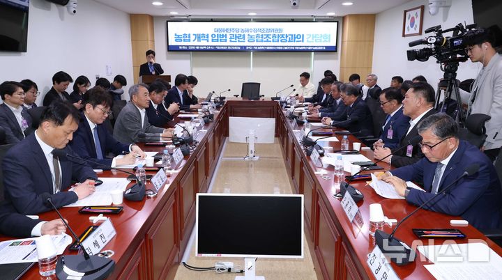 [서울=뉴시스] 조성봉 기자 = 윤준병 더불어민주당 농해수위 정책조정위원장이 16일 오후 서울 여의도 국회 의원회관 간담회의실에서 열린 농업협동조합 개혁 입법 관련 농협조합장 간담회에서 발언을 하고 있다. 2026.04.16. suncho21@newsis.com