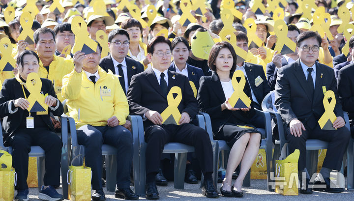 [안산=뉴시스] 최동준 기자 = 이재명 대통령과 김혜경 여사가 16일 경기 안산 화랑유원지에서 열린 세월호 참사 12주기 기억식에서 참석자들이 노란 리본을 들며 '약속의 퍼포먼스'를 하고 있다. 2026.04.16. photocdj@newsis.com