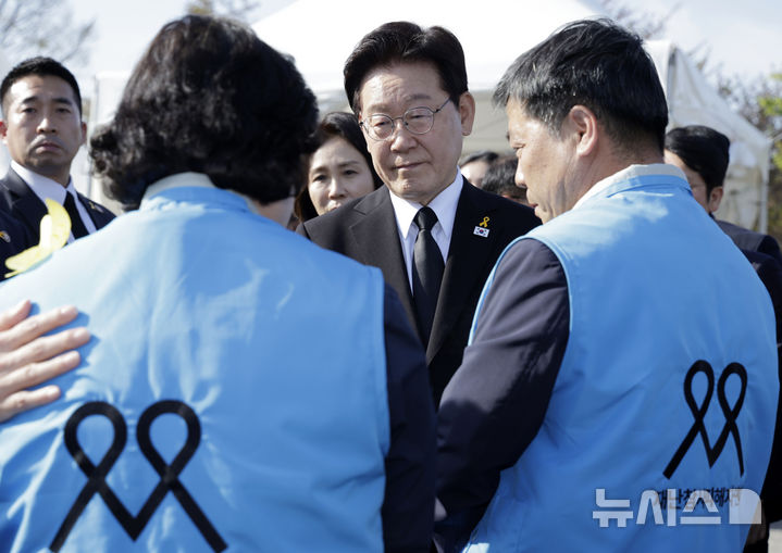 [안산=뉴시스] 최동준 기자 = 이재명 대통령이 16일 경기 안산 화랑유원지에서 열린 세월호 참사 12주기 기억식에서 스텔라데이지 및 재난참사피해자연대를 위로하고 있다. 2026.04.16. photocdj@newsis.com