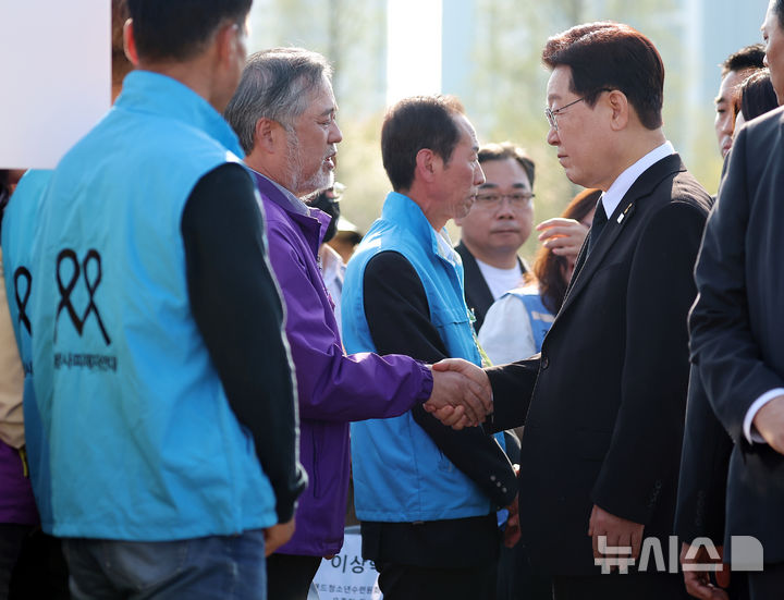 [안산=뉴시스] 최동준 기자 = 이재명 대통령이 16일 경기 안산 화랑유원지에서 열린 세월호 참사 12주기 기억식에서 이정민 이태원 참사 유가족협의회장과 악수하고 있다. 2026.04.16. photocdj@newsis.com