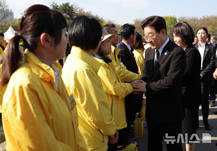 [안산=뉴시스] 최동준 기자 = 이재명 대통령과 김혜경 여사가 16일 경기 안산 화랑유원지에서 열린 세월호 참사 12주기 기억식에서 세월호 유가족들과 손을 잡고 있다. 2026.04.16. photocdj@newsis.com