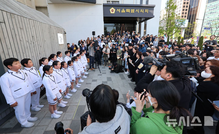 [서울=뉴시스] 권창회 기자 = 16일 서울 중구 서울시의회 인근에 마련된 세월호 참사 기억공간 기억과빛에서 열린 세월호 참사 12주기 서울 기억식이 진행되고 있다. 2026.04.16. kch0523@newsis.com