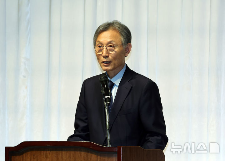 [서울=뉴시스] 배훈식 기자 = 고광헌 방송미디어통신심의위원장이 16일 오후 서울 양천구 방송회관에서 열린 취임식에서 취임사를 하고 있다. 2026.04.16. dahora83@newsis.com