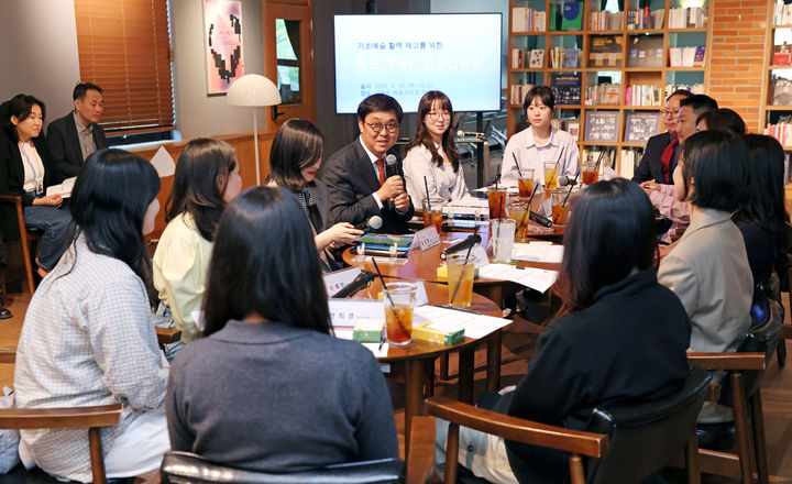 [서울=뉴시스] 홍효식 기자 = 최휘영 문화체육관광부 장관이 16일 서울 종로구 예술가의집에서 청년 예술인을 만나 간담회를 갖고 2026년도 제1차 추가경정예산을 통해 확대되는 ‘문화예술기관 연수단원 지원’ 사업 등 청년 일자리 사업에 대한 의견을 나누고 있다. (사진=문화체육관광부 제공) 2026.04.16. photo@newsis.com *재판매 및 DB 금지