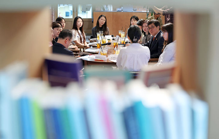 [서울=뉴시스] 홍효식 기자 = 최휘영 문화체육관광부 장관이 16일 서울 종로구 예술가의집에서 청년 예술인을 만나 간담회를 갖고 2026년도 제1차 추가경정예산을 통해 확대되는 ‘문화예술기관 연수단원 지원’ 사업 등 청년 일자리 사업에 대한 의견을 나누고 있다. (사진=문화체육관광부 제공) 2026.04.16. photo@newsis.com *재판매 및 DB 금지