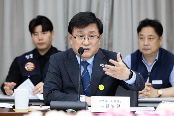 [서울=뉴시스] 홍효식 기자 = 김성환 기후에너지환경부 장관이 16일 서울 서초구 한강홍수통제소에서 발전공기업 노조 대표들과 간담회를 갖고 에너지 대전환 시대 발전공기업 기능재편 및 역할에 대한 의견을 나누고 있다. (사진=기후에너지환경부 제공) 2026.04.16. photo@newsis.com *재판매 및 DB 금지