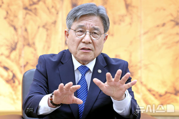 [서울=뉴시스] 박진희 기자 = 허민 국가유산청장이 지난 16일 서울 종로구 국립고궁박물관에서 인터뷰 하고 있다. 2026.04.21. pak7130@newsis.com