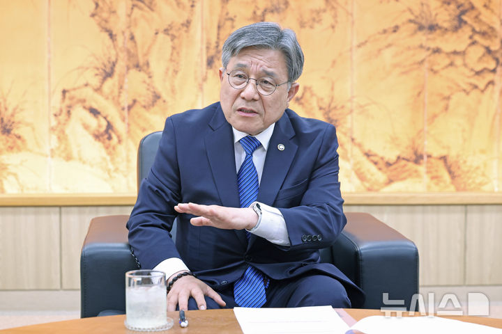 [서울=뉴시스] 박진희 기자 = 허민 국가유산청장이 지난 16일 서울 종로구 국립고궁박물관에서 인터뷰 하고 있다. 2026.04.21. pak7130@newsis.com