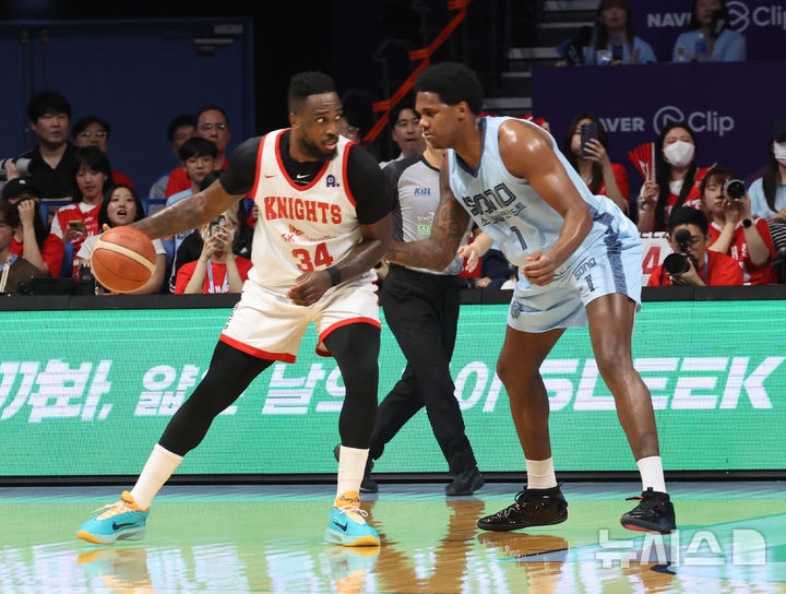 [고양=뉴시스] 배훈식 기자 = 16일 오후 경기 고양시 고양소노아레나에서 열린 2025~2026시즌 LG전자 프로농구 6강 플레이오프 고양 소노와 서울 SK의 3차전, 1쿼터 SK 워니와 소노 나이트가 1대 1로 맞붙고 있다. 2026.04.16. dahora83@newsis.com