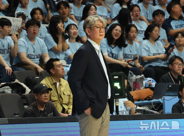 [고양=뉴시스] 배훈식 기자 = 16일 오후 경기 고양시 고양소노아레나에서 열린 2025~2026시즌 LG전자 프로농구 6강 플레이오프 고양 소노와 서울 SK의 3차전, 1쿼터 소노 손창환 감독이 코트를 바라보고 있다. 2026.04.16. dahora83@newsis.com