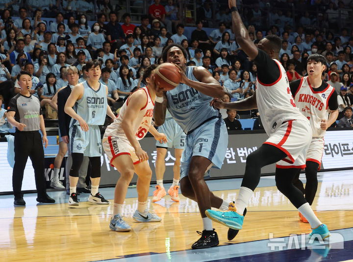 [고양=뉴시스] 배훈식 기자 = 16일 오후 경기 고양시 고양소노아레나에서 열린 2025~2026시즌 LG전자 프로농구 6강 플레이오프 고양 소노와 서울 SK의 3차전, 1쿼터 소노 나이트가 턴 어라운드 슛을 하고 있다. 2026.04.16. dahora83@newsis.com