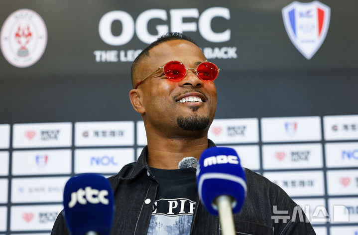 [인천공항=뉴시스] 황준선 기자 = 전 프랑스 축구 선수 파트리스 에브라가 16일 오후 인천국제공항 1터미널을 통해 방한해 취재진과 인터뷰 하고 있다.에브라는 축구 콘텐츠·이벤트 제작사 '슛포러브'가 기획한 OGFC(더 오리지널 FC)에 합류해 오는 19일 프로축구 K리그2 수원삼성 레전드 팀과 경기를 치른다. 2026.04.16. hwang@newsis.com