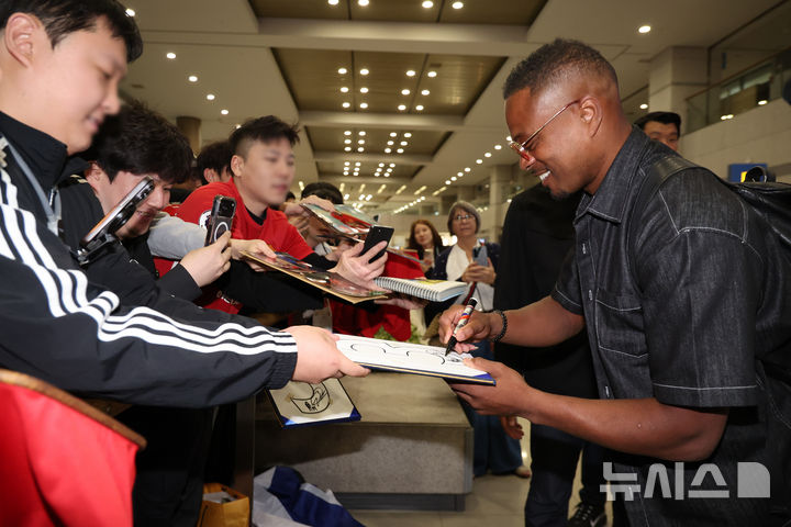 [인천공항=뉴시스] 황준선 기자 = 전 프랑스 축구 선수 파트리스 에브라가 16일 오후 인천국제공항 1터미널을 통해 방한해 팬들에게 사인을 해주고 있다.에브라는 축구 콘텐츠·이벤트 제작사 '슛포러브'가 기획한 OGFC(더 오리지널 FC)에 합류해 오는 19일 프로축구 K리그2 수원삼성 레전드 팀과 경기를 치른다. 2026.04.16. hwang@newsis.com