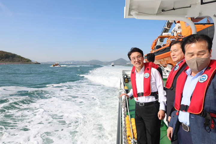 [서울=뉴시스] 홍효식 기자 = 김민석 국무총리가 16일 여수 개도 섬어촌문화센터로 향하는 배에 승선해 2026 여수세계섬박람회 준비상황을 점검하고 있다. (사진=총리실 제공) 2026.04.16. photo@newsis.com *재판매 및 DB 금지