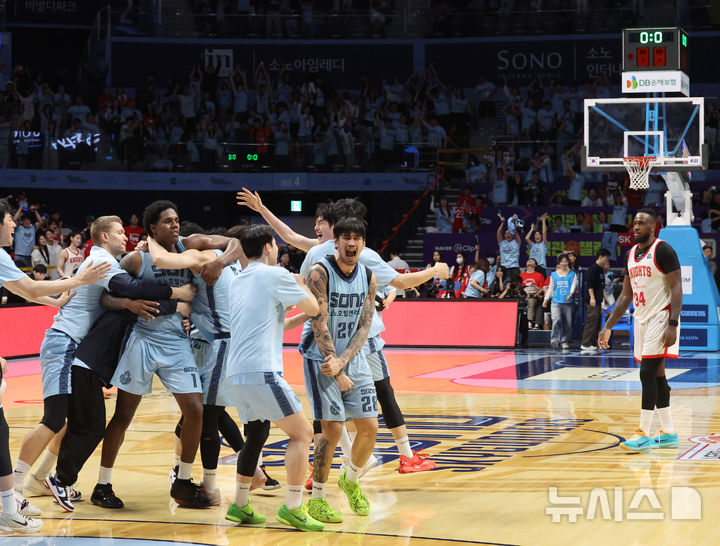 [고양=뉴시스] 배훈식 기자 = 16일 오후 경기 고양시 고양소노아레나에서 열린 2025~2026시즌 LG전자 프로농구 6강 플레이오프 고양 소노와 서울 SK의 3차전, 66-65로 승리한 소노 선수들이 포효하고 있다. 2026.04.16. dahora83@newsis.com