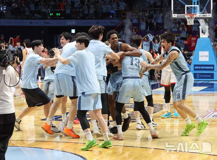 [고양=뉴시스] 배훈식 기자 = 16일 오후 경기 고양시 고양소노아레나에서 열린 2025~2026시즌 LG전자 프로농구 6강 플레이오프 고양 소노와 서울 SK의 3차전, 66-65로 승리한 소노 선수들이 포효하고 있다. 2026.04.16. dahora83@newsis.com