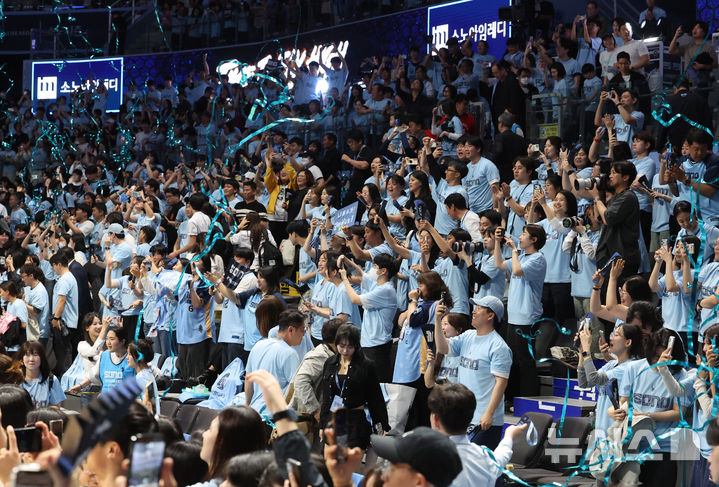 [고양=뉴시스] 배훈식 기자 = 16일 오후 경기 고양시 고양소노아레나에서 열린 2025~2026시즌 LG전자 프로농구 6강 플레이오프 고양 소노와 서울 SK의 3차전, 66-65로 승리한 소노 홈 팬들이 환호하고 있다. 2026.04.16. dahora83@newsis.com