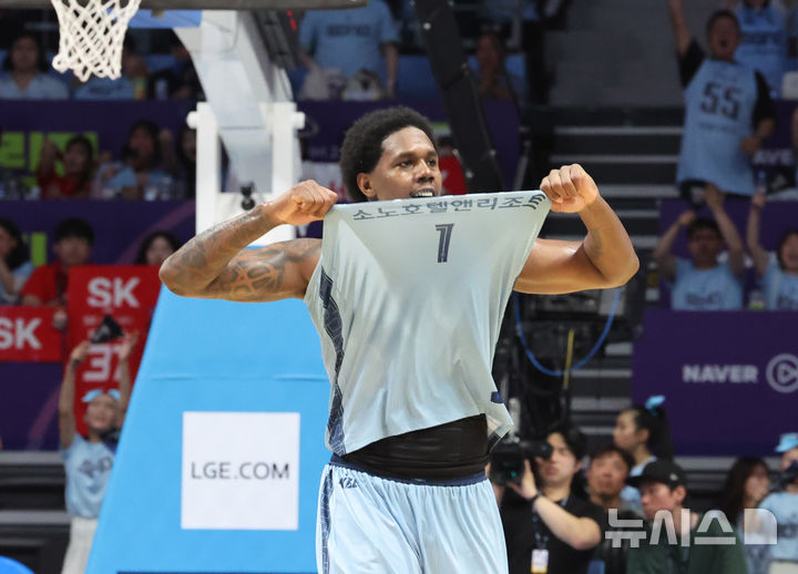 [고양=뉴시스] 배훈식 기자 = 16일 오후 경기 고양시 고양소노아레나에서 열린 2025~2026시즌 LG전자 프로농구 6강 플레이오프 고양 소노와 서울 SK의 3차전, 4쿼터 소노 나이트가 팬들을 향해 유니폼을 들어보이고 있다. 2026.04.16. dahora83@newsis.com