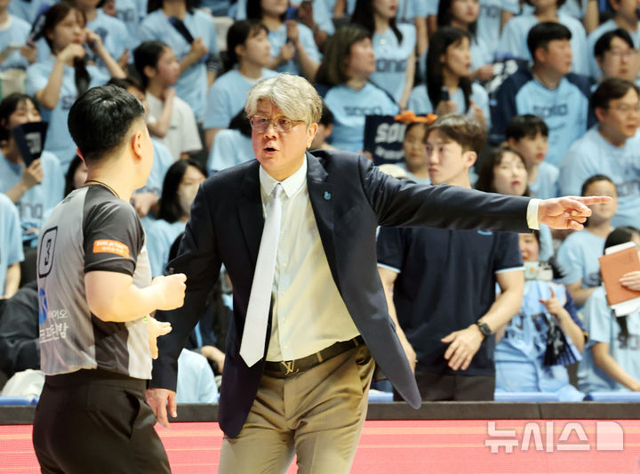 [고양=뉴시스] 배훈식 기자 = 16일 오후 경기 고양시 고양소노아레나에서 열린 2025~2026시즌 LG전자 프로농구 6강 플레이오프 고양 소노와 서울 SK의 3차전 4쿼터 손창환 소노 감독이 심판에게 어필하고 있다. 2026.04.16. dahora83@newsis.com