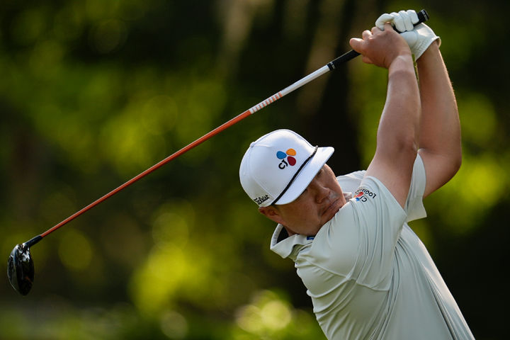 [힐턴헤드아일랜드=AP/뉴시스] 임성재가 16일(현지 시간) 미 사우스캐롤라이나주 힐턴헤드아일랜드 하버타운 골프링크스에서 열린 미국프로골프(PGA) 투어 RBC 헤리티지 첫날 3번 홀에서 티샷하고 있다. 임성재는 5언더파 66타로 김시우와 함께 공동 10위에 이름을 올렸다. 2026.04.17.