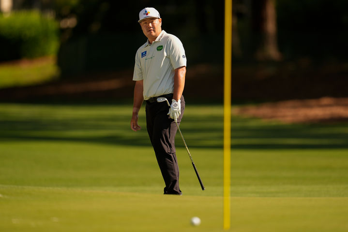 [힐턴헤드아일랜드=AP/뉴시스] 임성재가 16일(현지 시간) 미 사우스캐롤라이나주 힐턴헤드아일랜드 하버타운 골프링크스에서 열린 미국프로골프(PGA) 투어 RBC 헤리티지 첫날 2번 그린에서 타구를 바라보고 있다. 임성재는 5언더파 66타로 김시우와 함께 공동 10위에 이름을 올렸다. 2026.04.17.