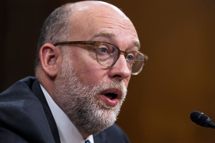 [워싱턴=AP/뉴시스]러셀 보트 미 백악관 예산국장이 16일(현지시각) 상원 예산위원회 청문회에서 발언하는 모습. 그는 이란 전쟁 비용을 묻는 질문에 답변을 회피했다. 2026.4.17. 