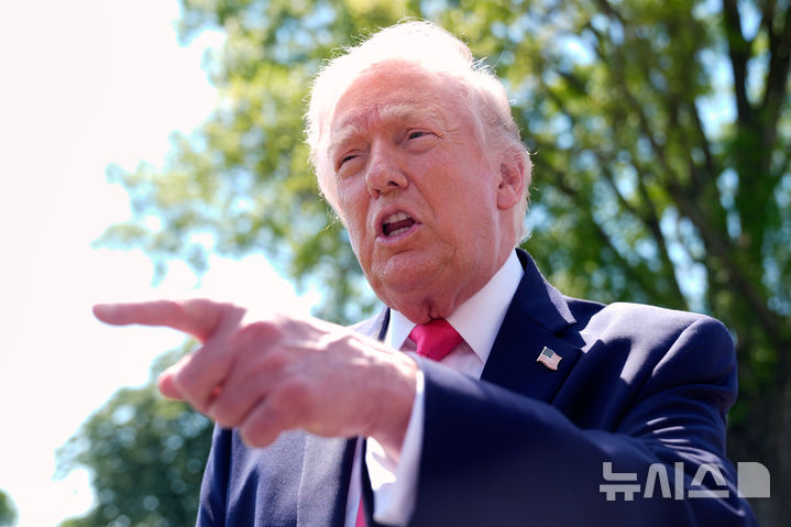 [워싱턴=AP/뉴시스] 도널드 트럼프 미국 대통령이 16일(현지 시간) 백악관을 나서며 취재진 질문에 답하고 있다. 2026.04.17.