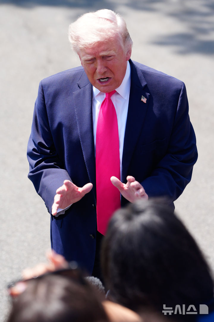 [워싱턴=AP/뉴시스] 도널드 트럼프 미국 대통령이 16일(현지 시간) 백악관을 나서며 취재진 질문에 답하고 있다. 2026.04.17.