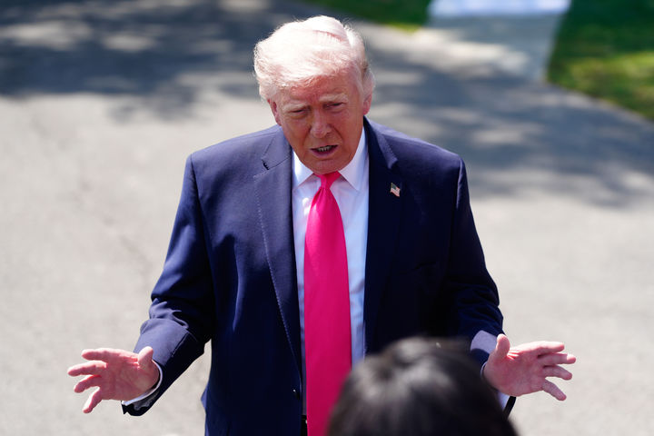 [워싱턴=AP/뉴시스]도널드 트럼프 미국 대통령이 16일(현지시간) 백악관을 나서며 취재진 질문에 답하고 있다. 2026.04.17.
