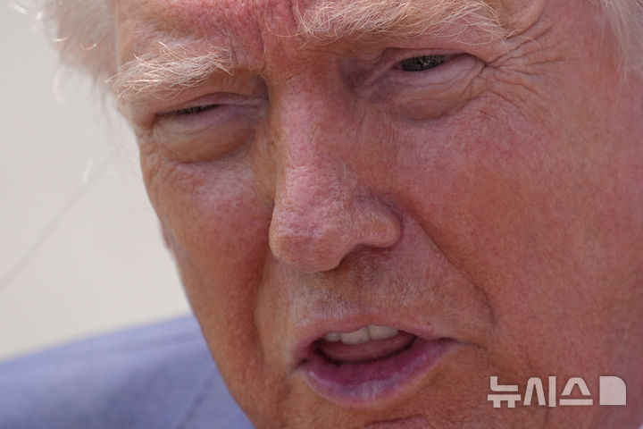 [워싱턴=AP/뉴시스] 도널드 트럼프 미국 대통령이 16일(현지 시간) 백악관을 나서며 취재진 질문에 답하고 있다. 2026.04.17.