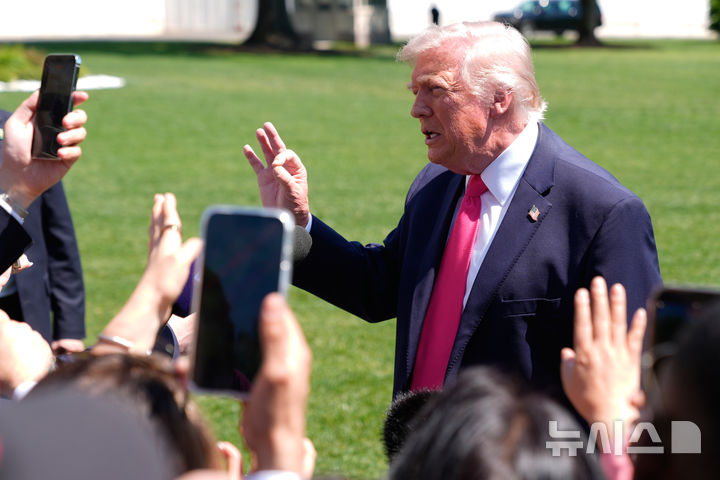 [워싱턴=AP/뉴시스] 도널드 트럼프 미국 대통령이 16일(현지 시간) 백악관을 나서며 취재진 질문에 답하고 있다. 2026.04.17.