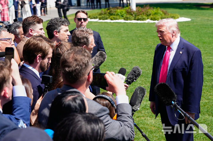 [워싱턴=AP/뉴시스] 도널드 트럼프 미국 대통령이 16일(현지 시간) 백악관을 나서며 취재진 질문에 답하고 있다. 2026.04.17.