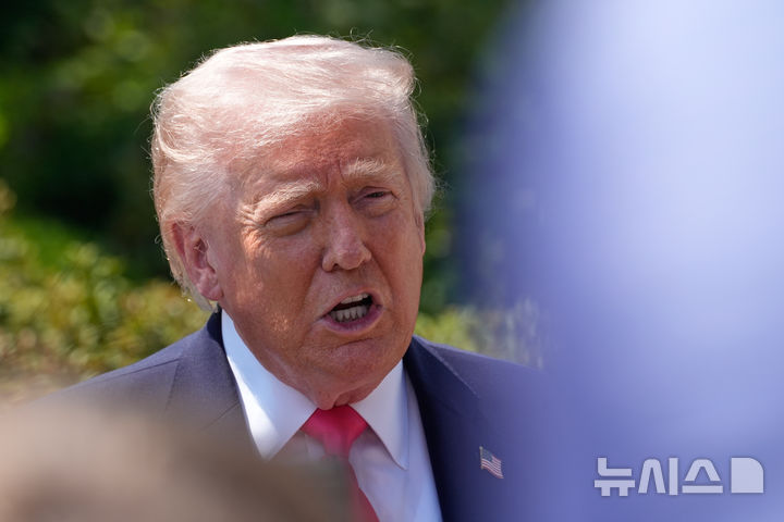 [워싱턴=AP/뉴시스] 도널드 트럼프 미국 대통령이 16일(현지 시간) 백악관을 나서며 취재진 질문에 답하고 있다. 2026.04.17.