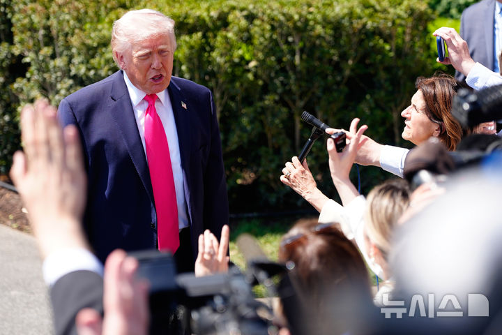 [워싱턴=AP/뉴시스] 도널드 트럼프 미국 대통령이 16일(현지 시간) 백악관을 나서며 취재진 질문에 답하고 있다. 2026.04.17.