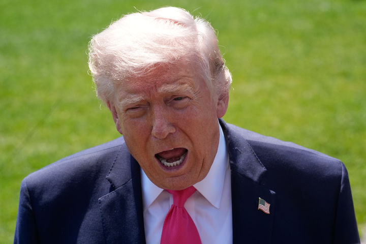 [워싱턴=AP/뉴시스] 도널드 트럼프 미국 대통령이 16일(현지 시간) 백악관 남쪽 잔디밭에서 전용 헬기 '마린원'에 탑승하기 전 기자들의 질문에 답하고 있다. 2026.04.17.