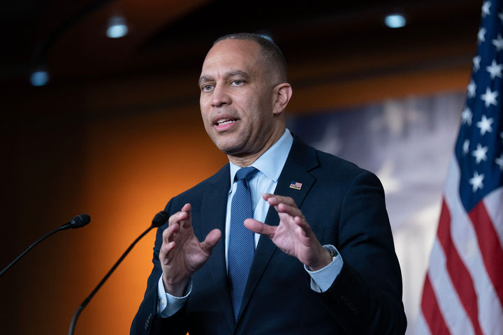 [워싱턴=AP/뉴시스]하킴 제프리스 미 하원 민주당 원내대표(뉴욕주)가 16일(현지시각) 워싱턴 국회의사당에서 기자회견을 열고 있다. 미 하원은 17일 새벽 도널드 트럼프 대통령이 추진하던 미 중앙정보국(CIA)과 국가안보국, 연방수사국(FBI) 및 기타 정보기관들이 영장 없이 방대한 양의 해외 통신을 수집하고 분석할 수 있도록 허용하는 외국정보감시법(FISA) 제702조의 연장을 거부하고 대신 4월30일까지 단기 갱신만을 승인했다. 2026.04.17.